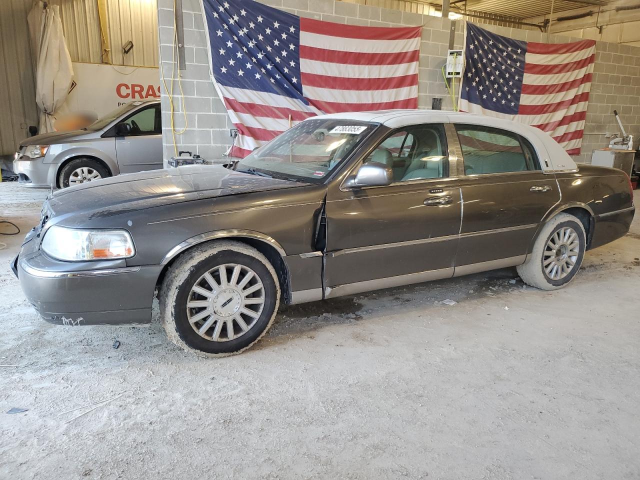 LINCOLN TOWN CAR U 2004