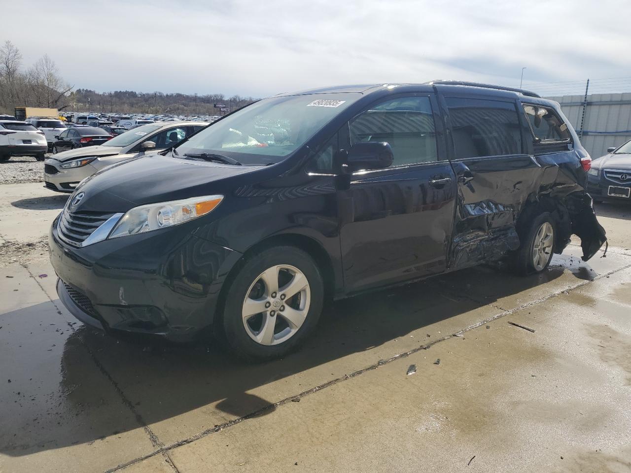 TOYOTA SIENNA LE 2015