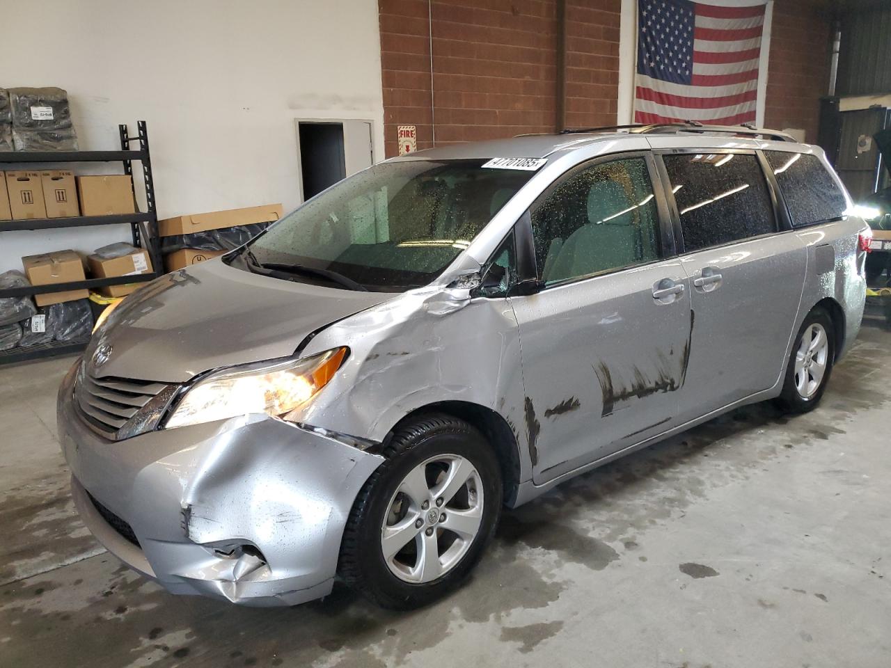 TOYOTA SIENNA LE 2017