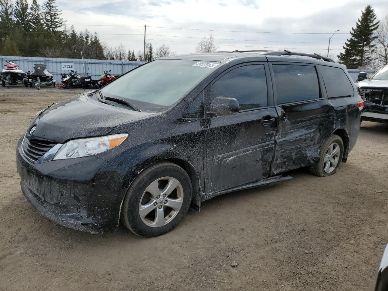 TOYOTA SIENNA LE 2013