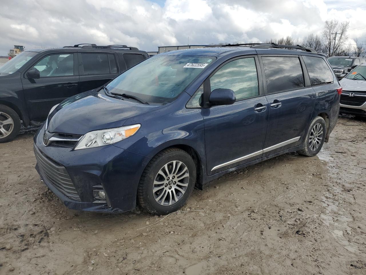 TOYOTA SIENNA XLE 2019