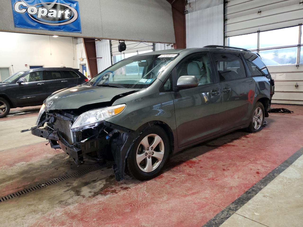 TOYOTA SIENNA LE 2013