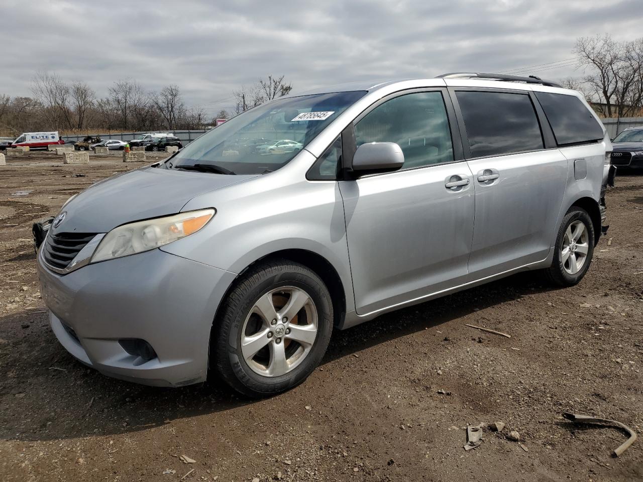 TOYOTA SIENNA LE 2011