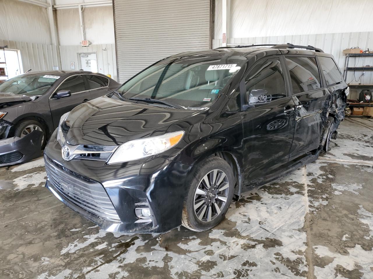 TOYOTA SIENNA XLE 2018