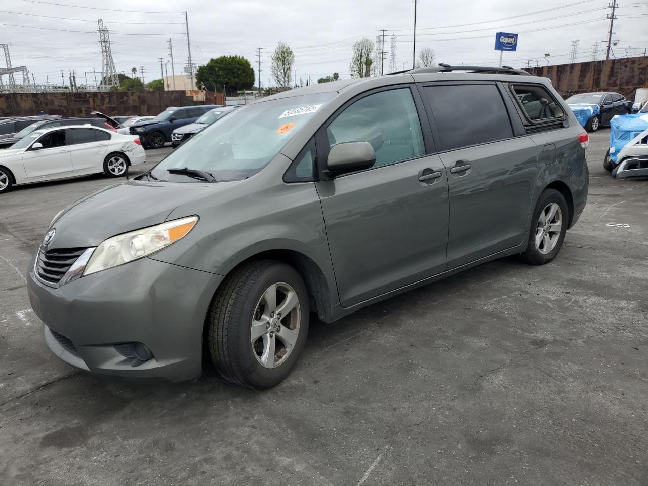 TOYOTA SIENNA LE 2011