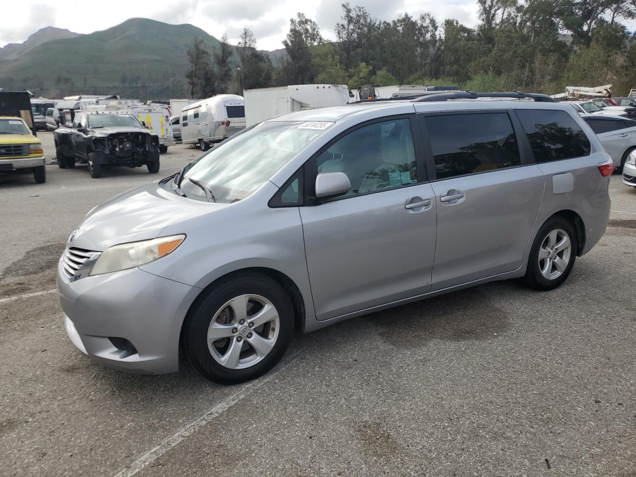 TOYOTA SIENNA LE 2015