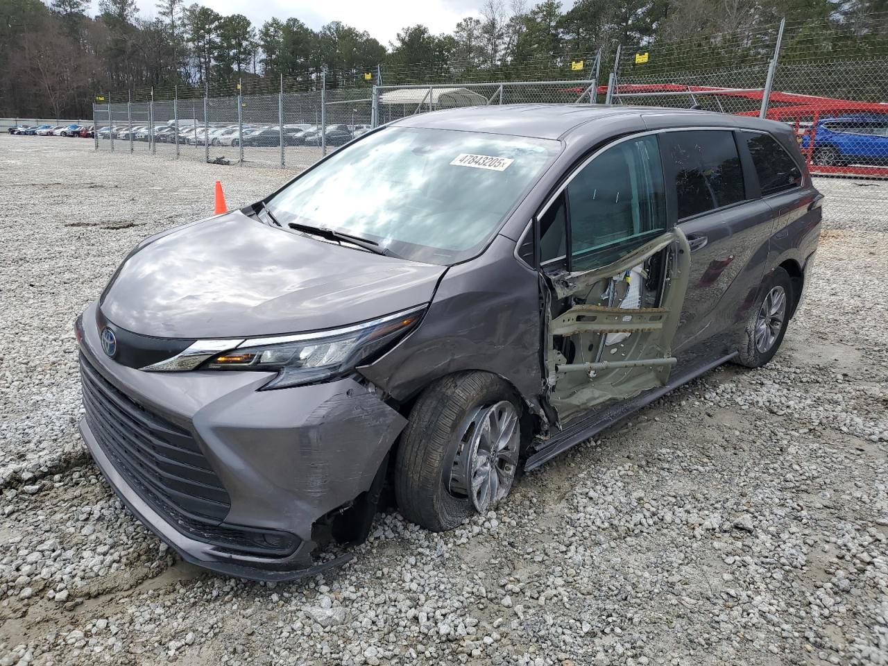 TOYOTA SIENNA LE 2024