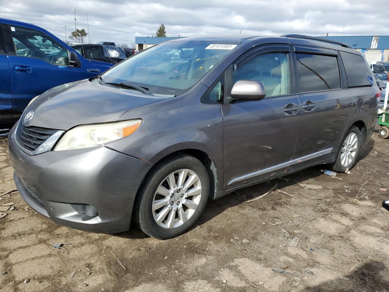 TOYOTA SIENNA LE 2014