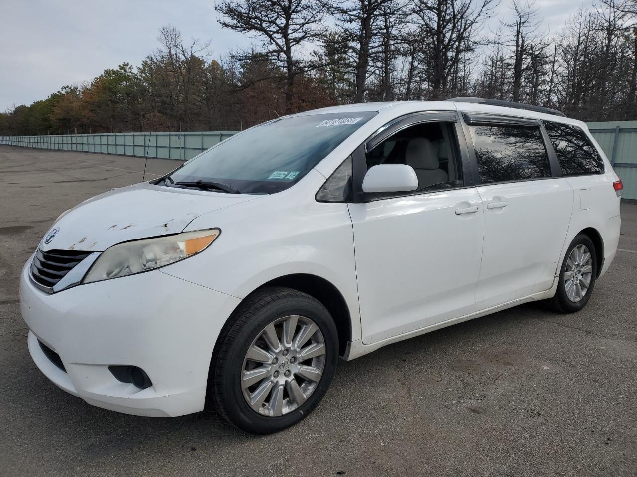 TOYOTA SIENNA LE 2012