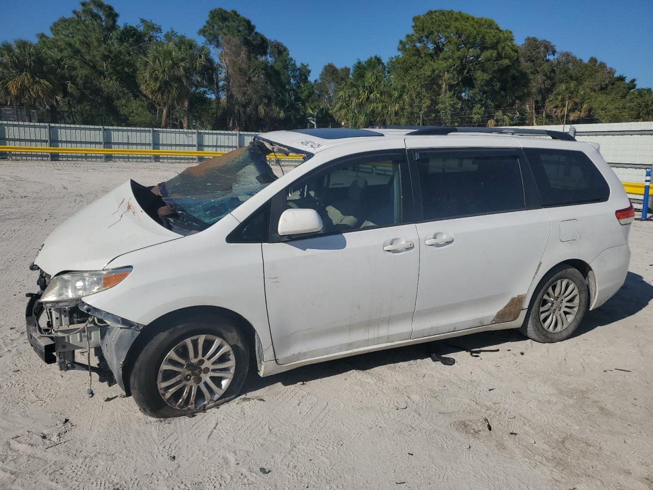TOYOTA SIENNA XLE 2014