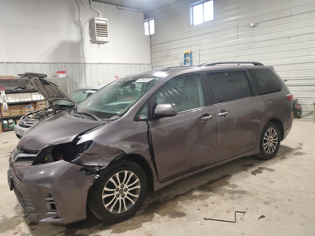 TOYOTA SIENNA XLE 2019