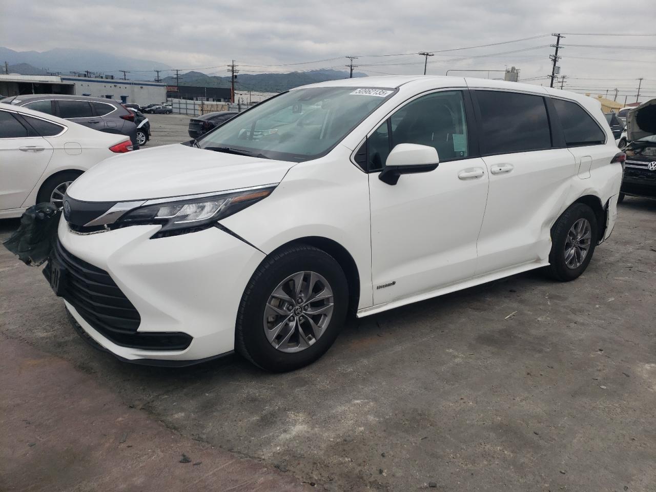 TOYOTA SIENNA LE 2021
