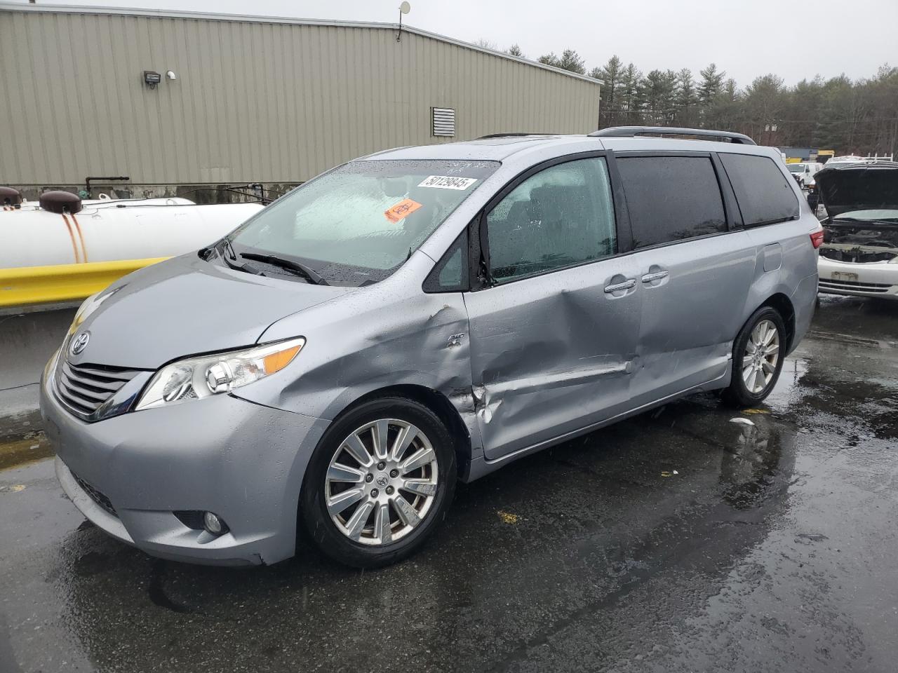 TOYOTA SIENNA XLE 2017