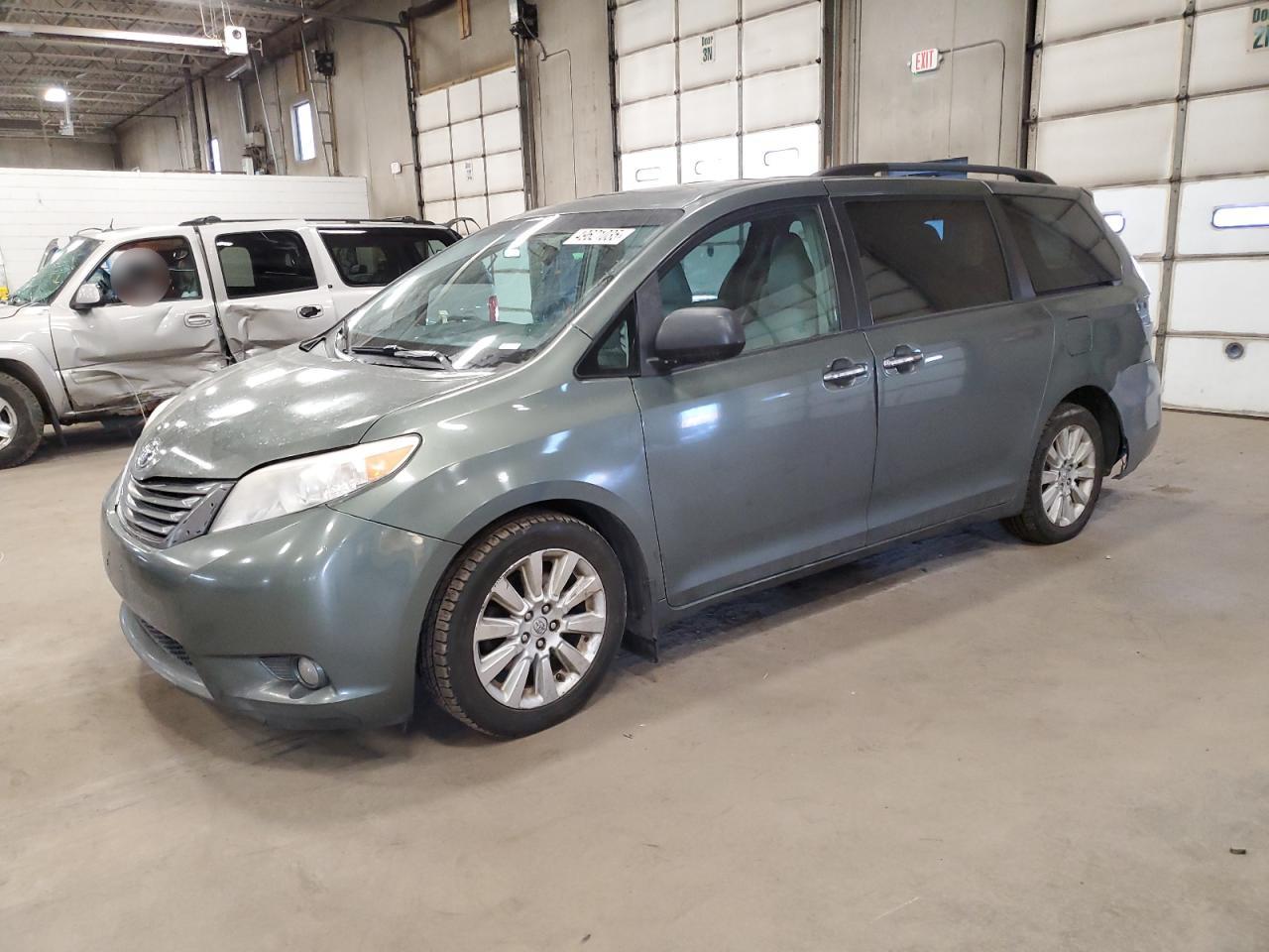 TOYOTA SIENNA XLE 2013
