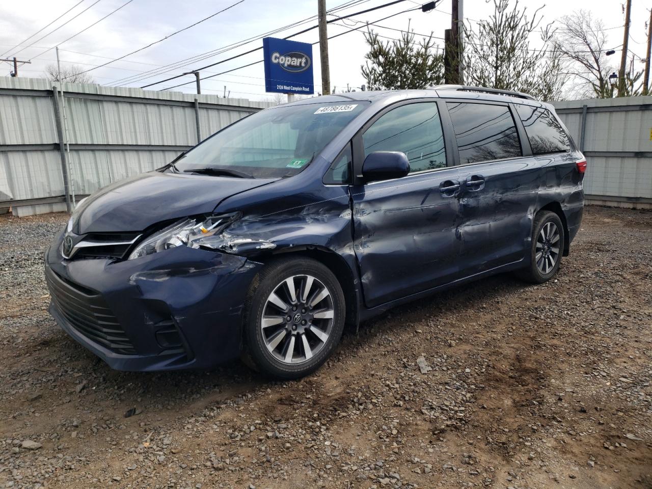 TOYOTA SIENNA LE 2018
