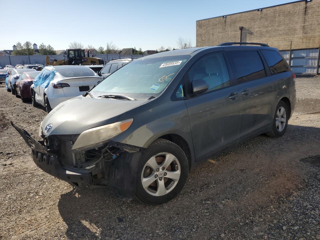 TOYOTA SIENNA LE 2011