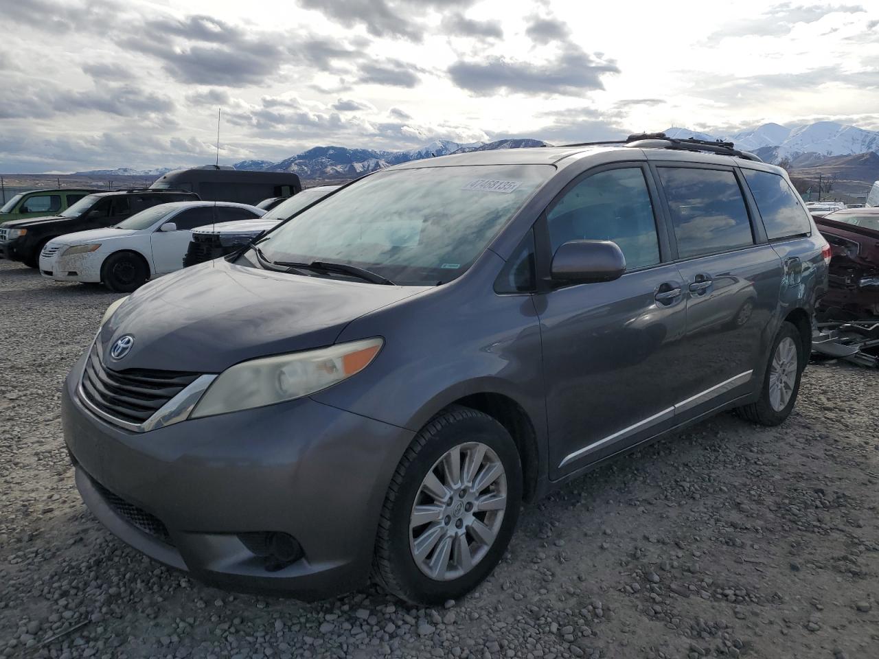 TOYOTA SIENNA LE 2011