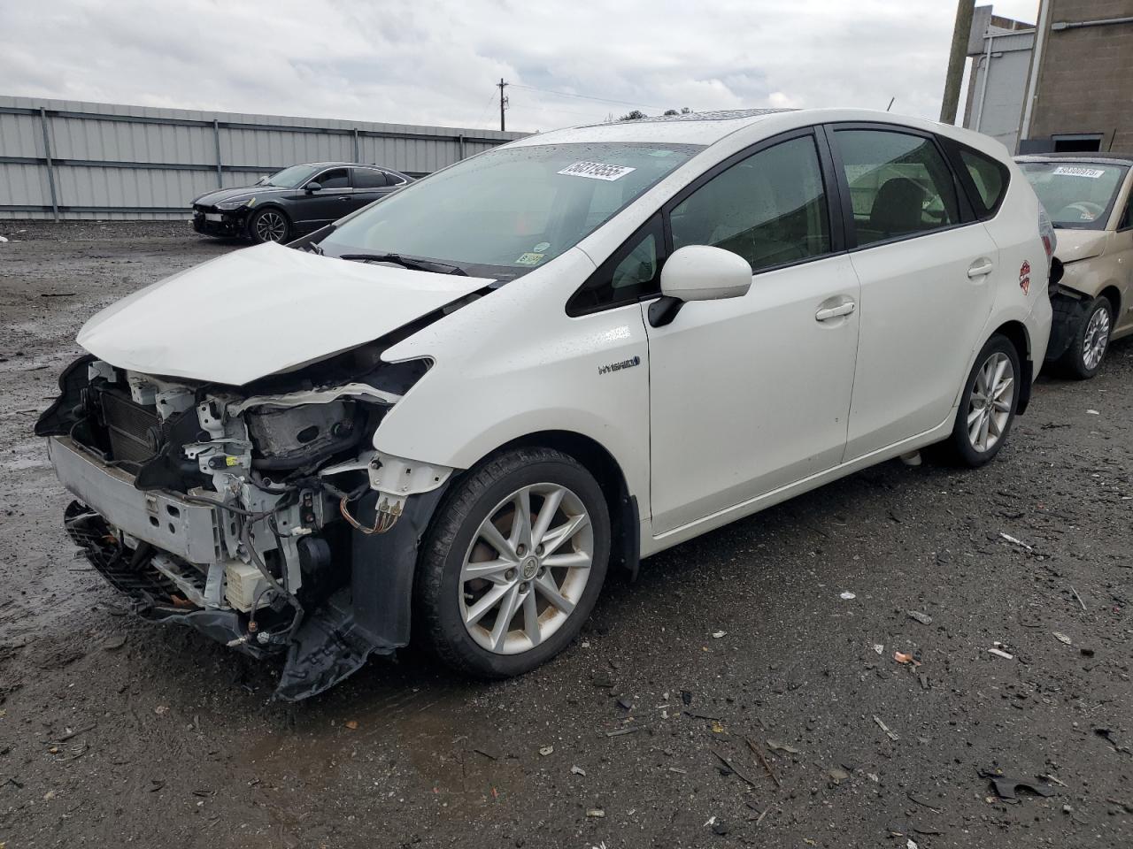 TOYOTA PRIUS V 2013