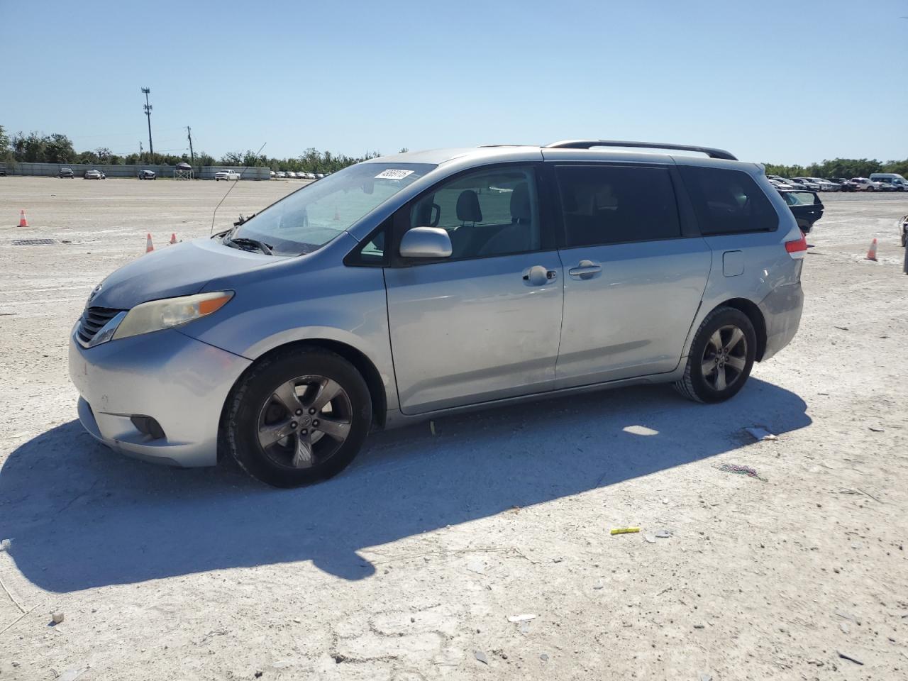 TOYOTA SIENNA LE 2014