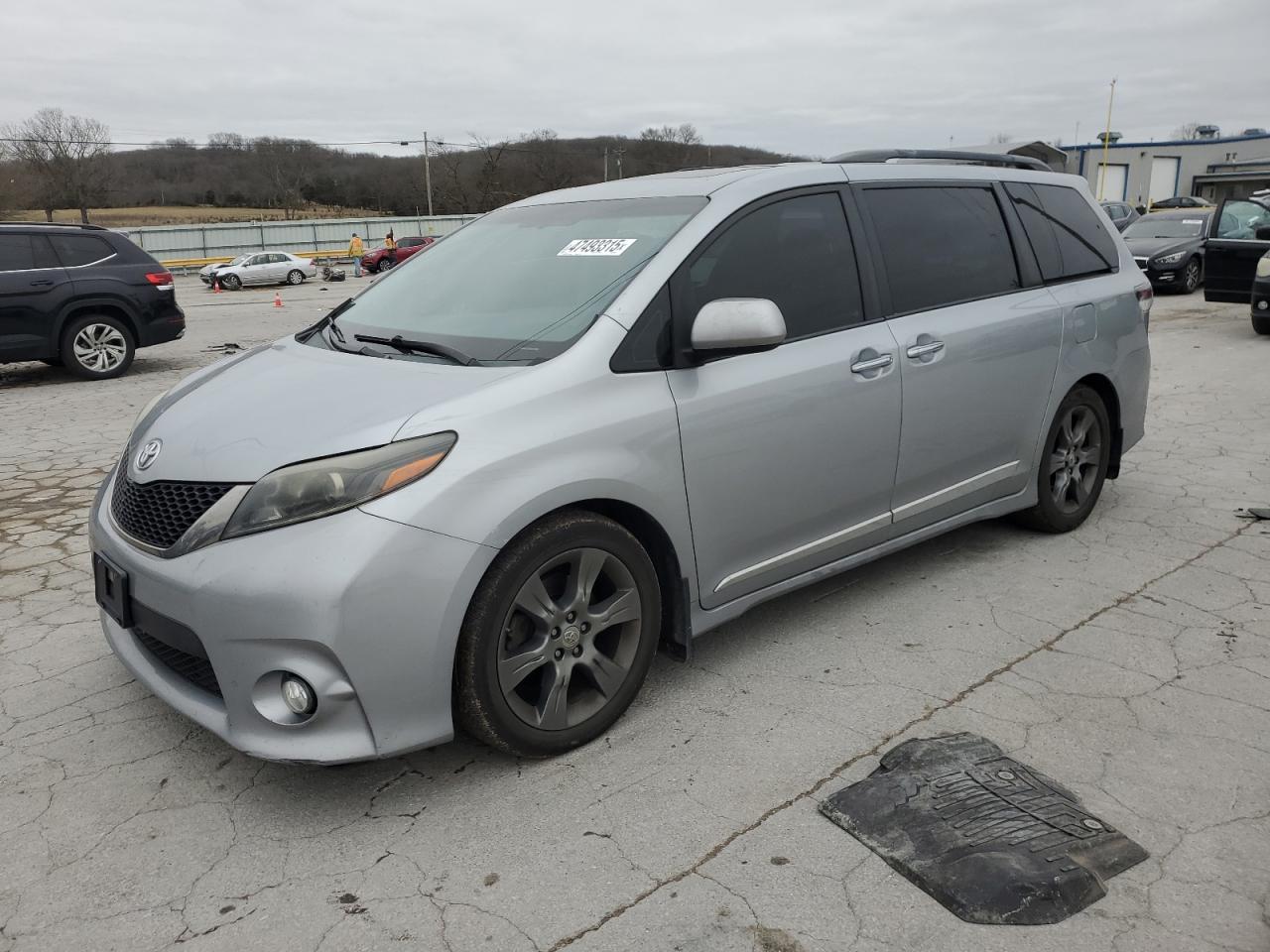 TOYOTA SIENNA SE 2016