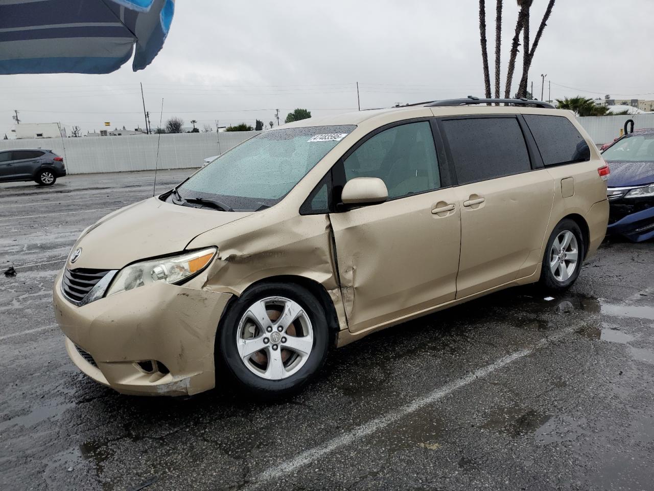 TOYOTA SIENNA LE 2012