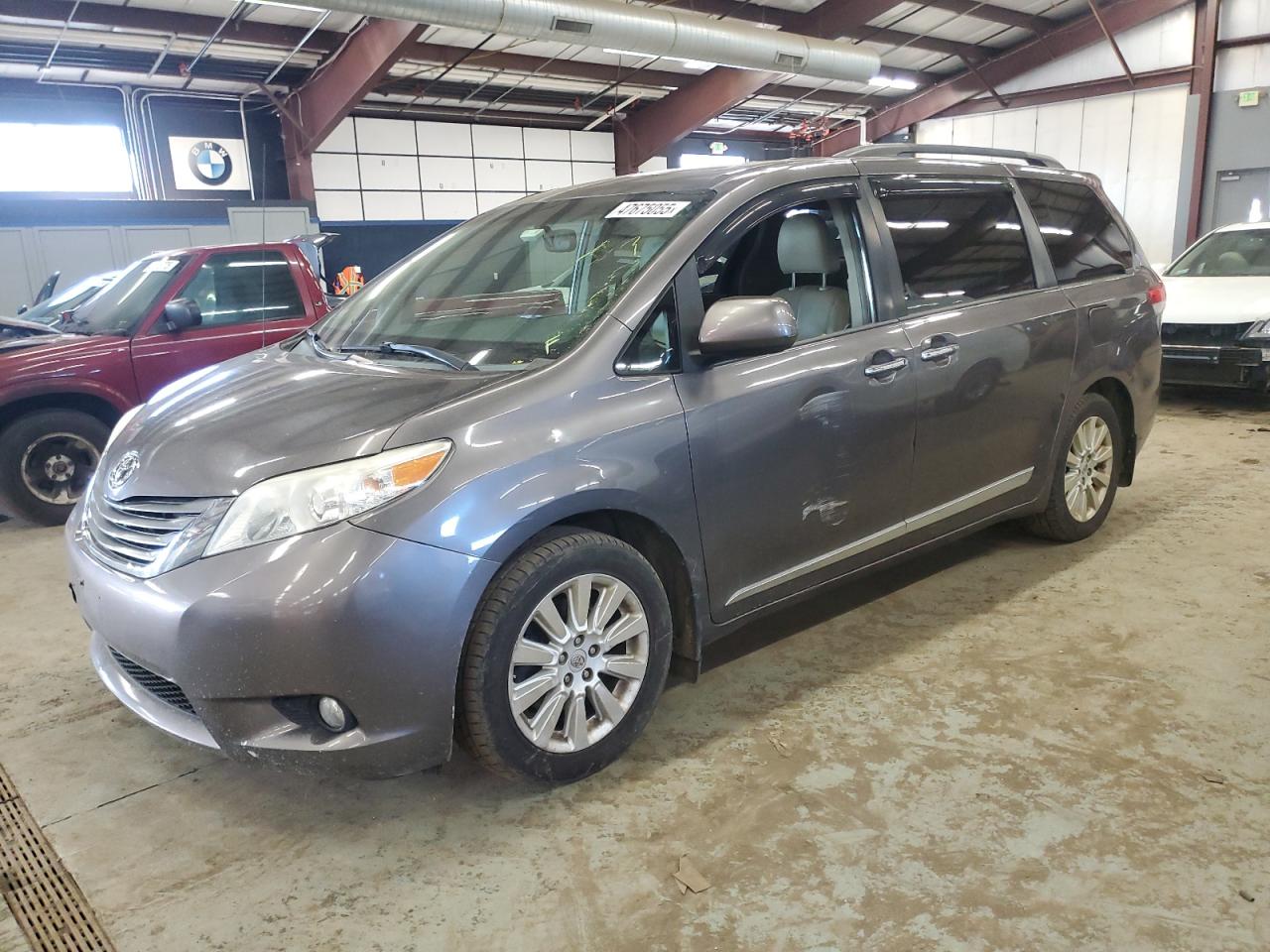 TOYOTA SIENNA XLE 2012