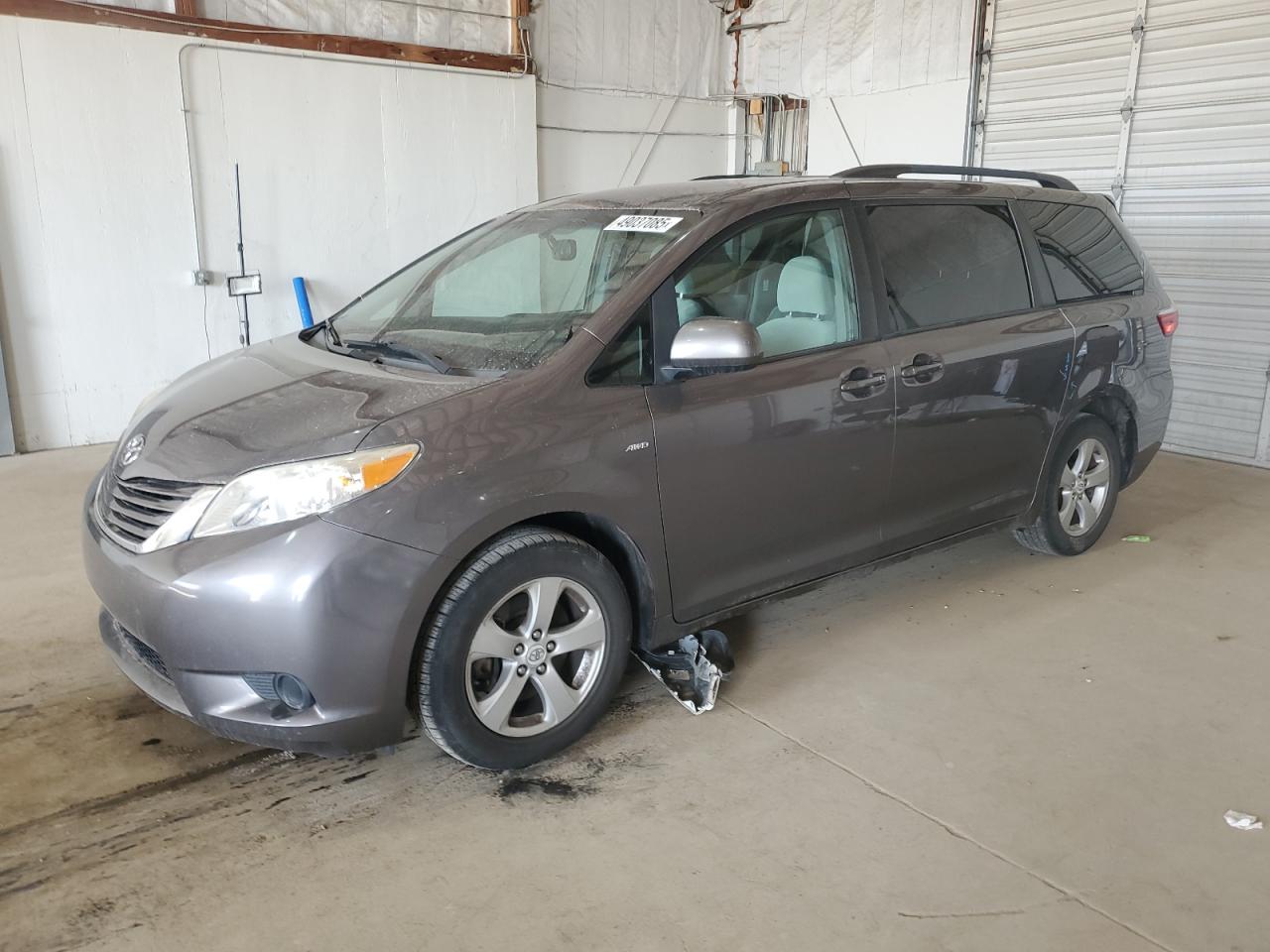 TOYOTA SIENNA LE 2017