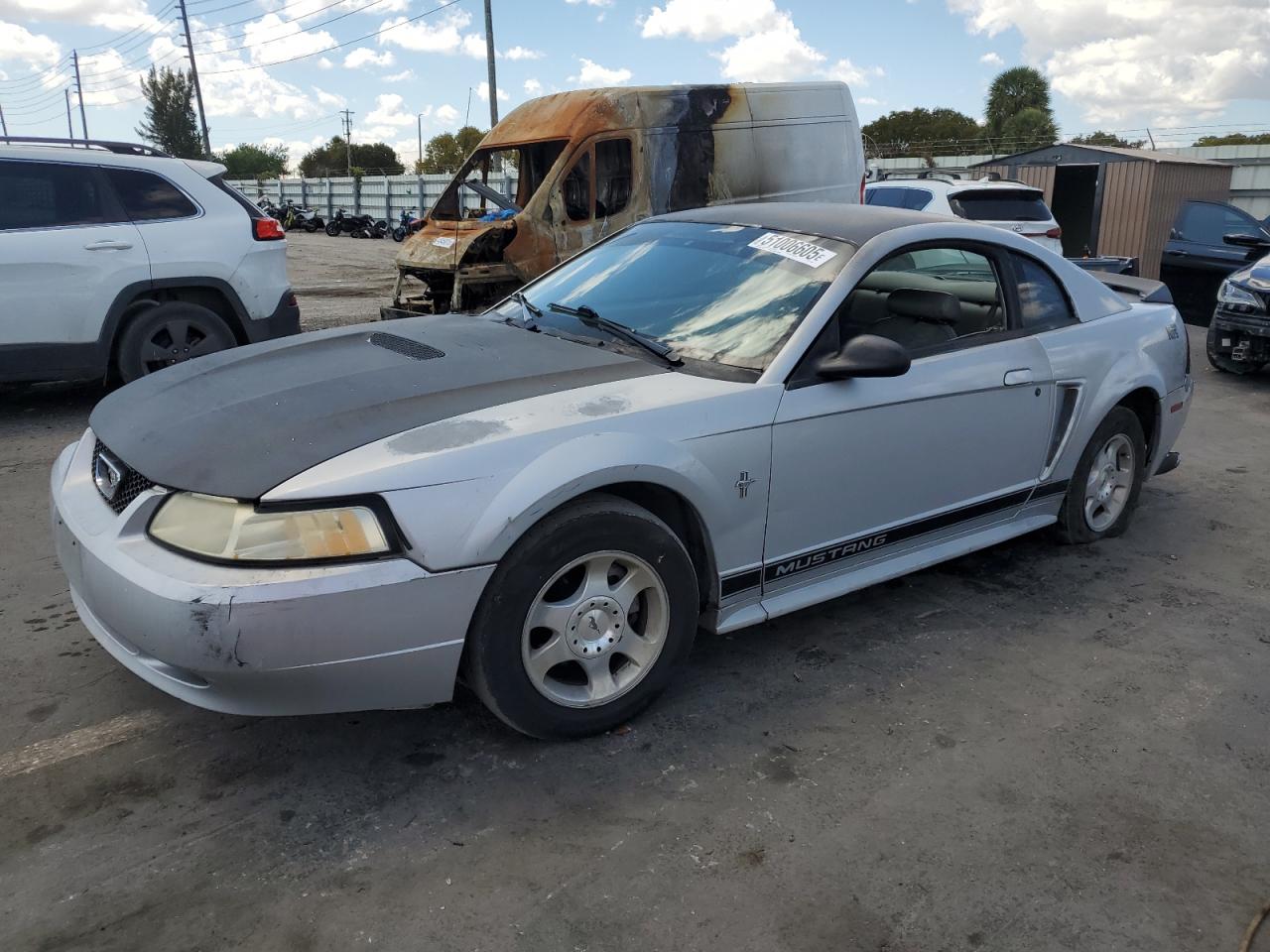 FORD MUSTANG 2000
