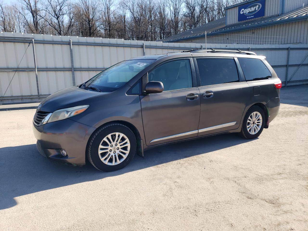 TOYOTA SIENNA XLE 2016