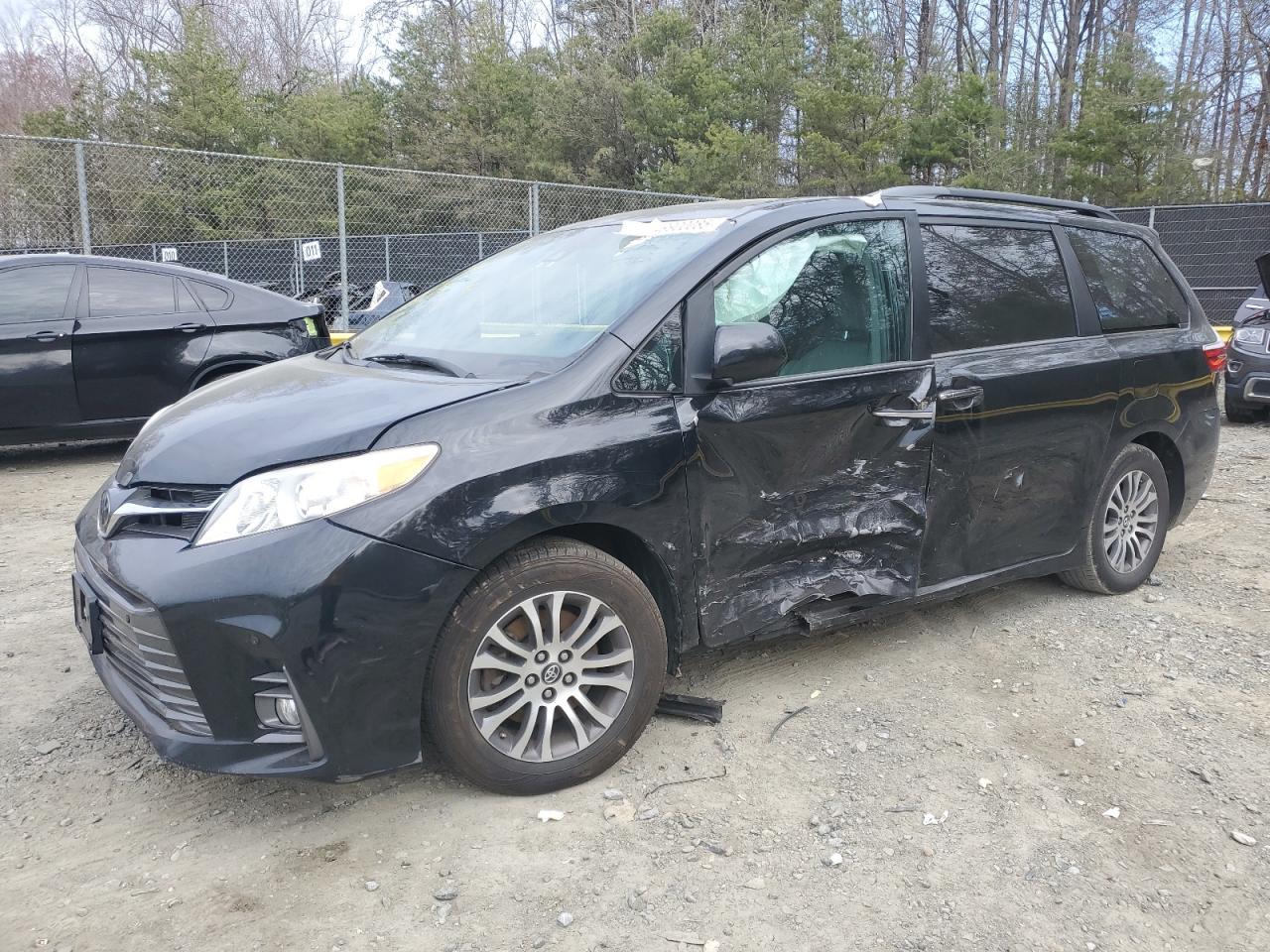 TOYOTA SIENNA XLE 2018