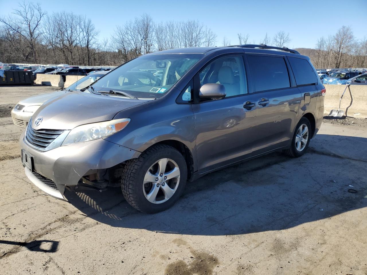 TOYOTA SIENNA LE 2013