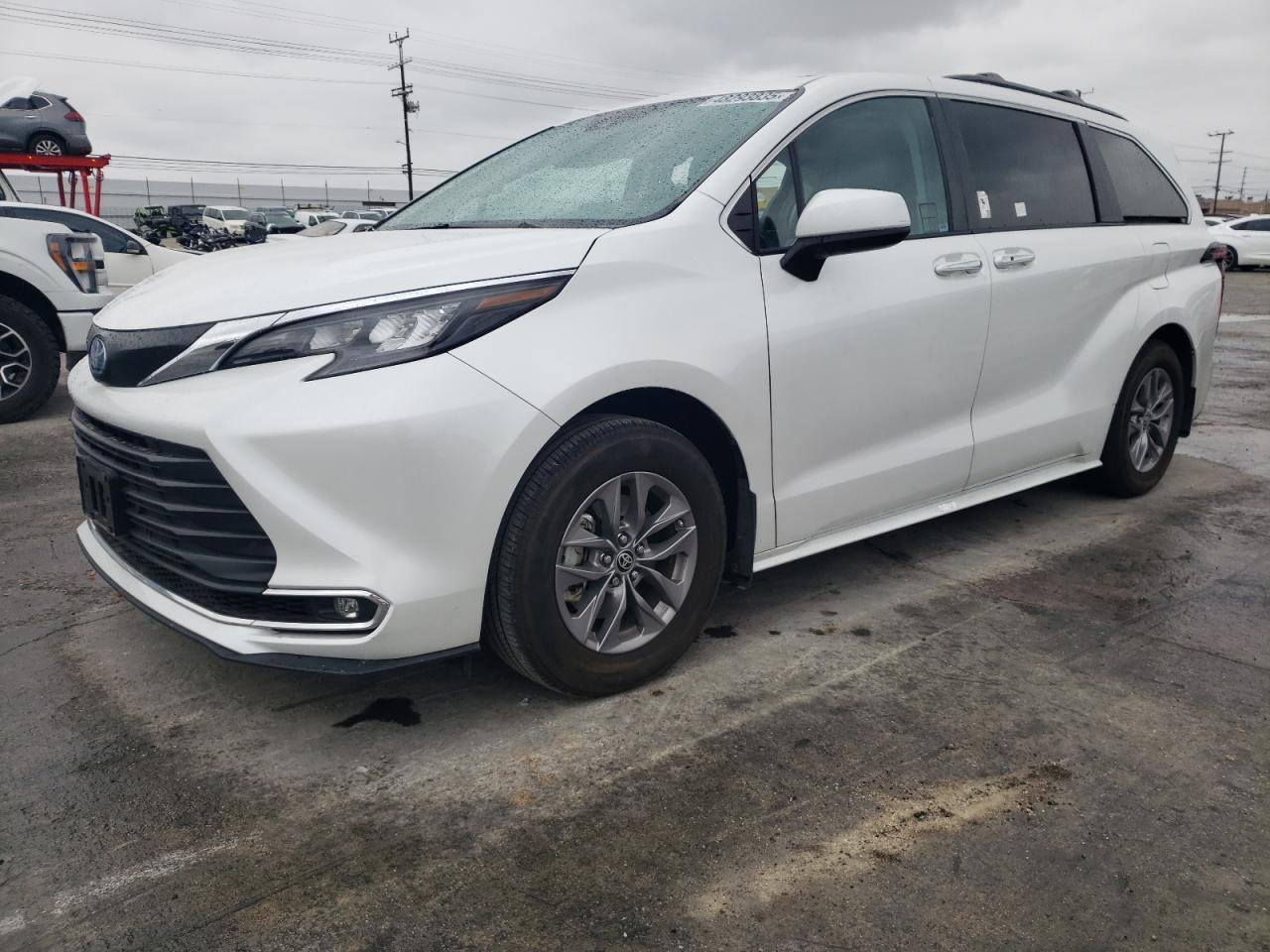 TOYOTA SIENNA XLE 2024