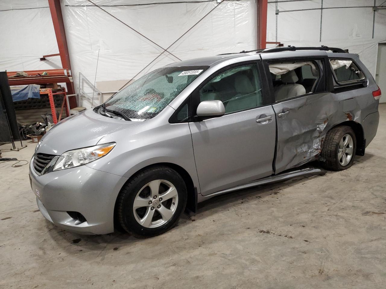 TOYOTA SIENNA LE 2012