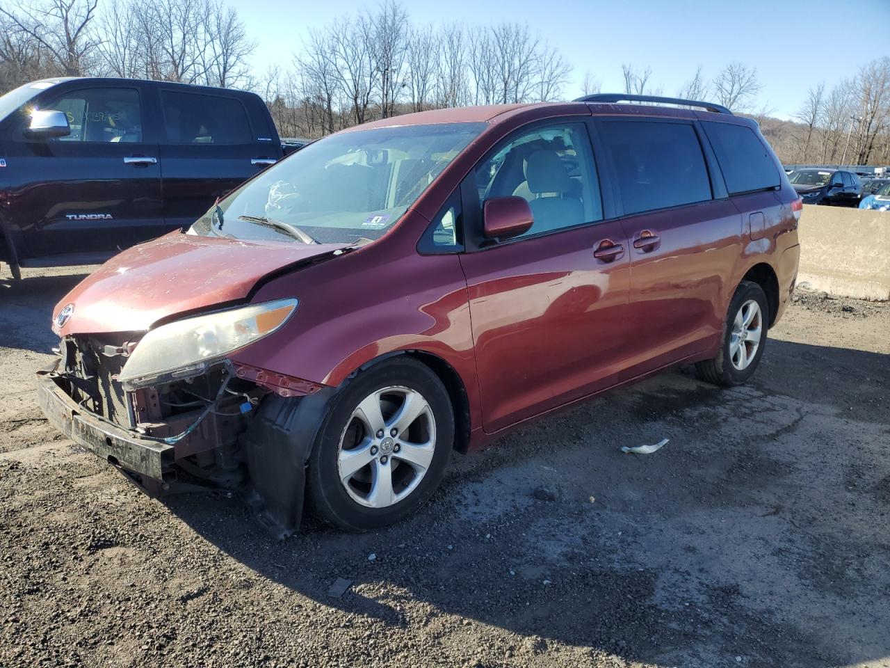 TOYOTA SIENNA LE 2011