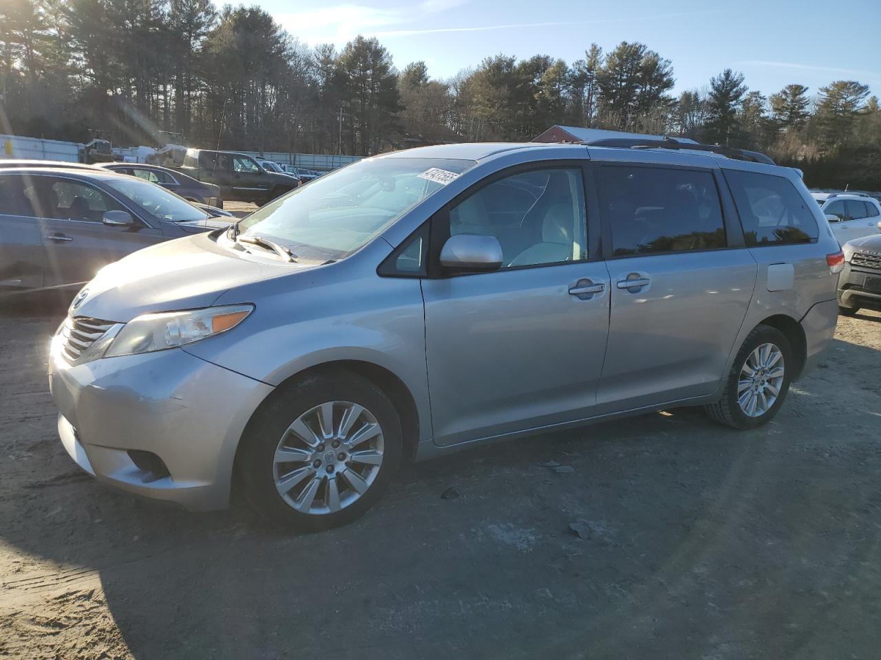 TOYOTA SIENNA LE 2013