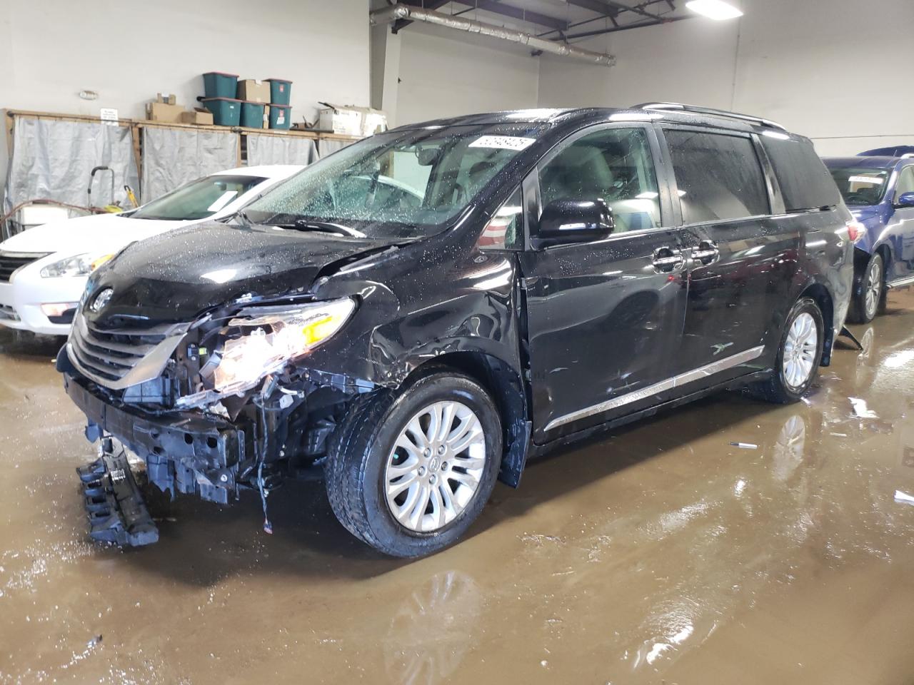 TOYOTA SIENNA XLE 2016