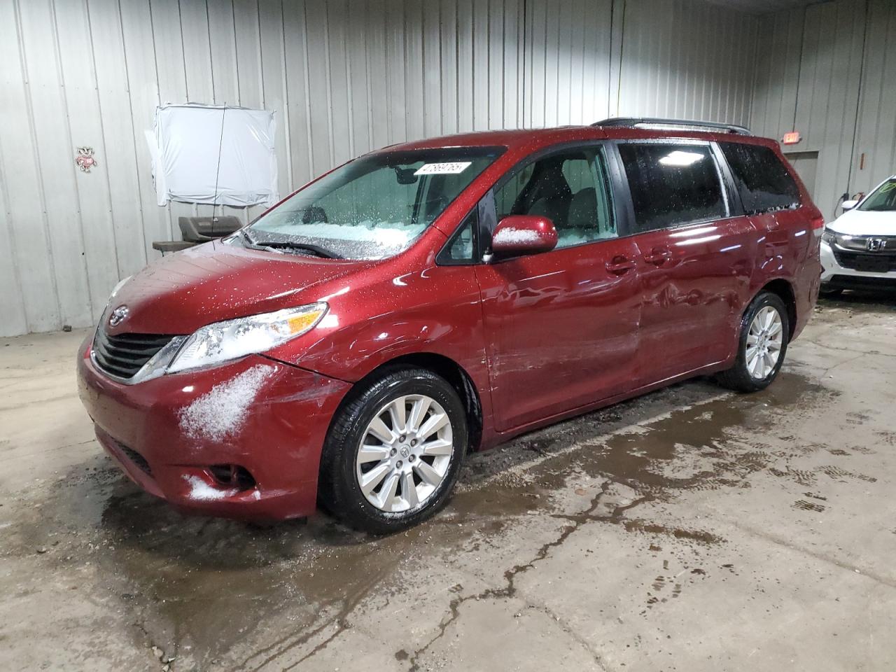 TOYOTA SIENNA LE 2013