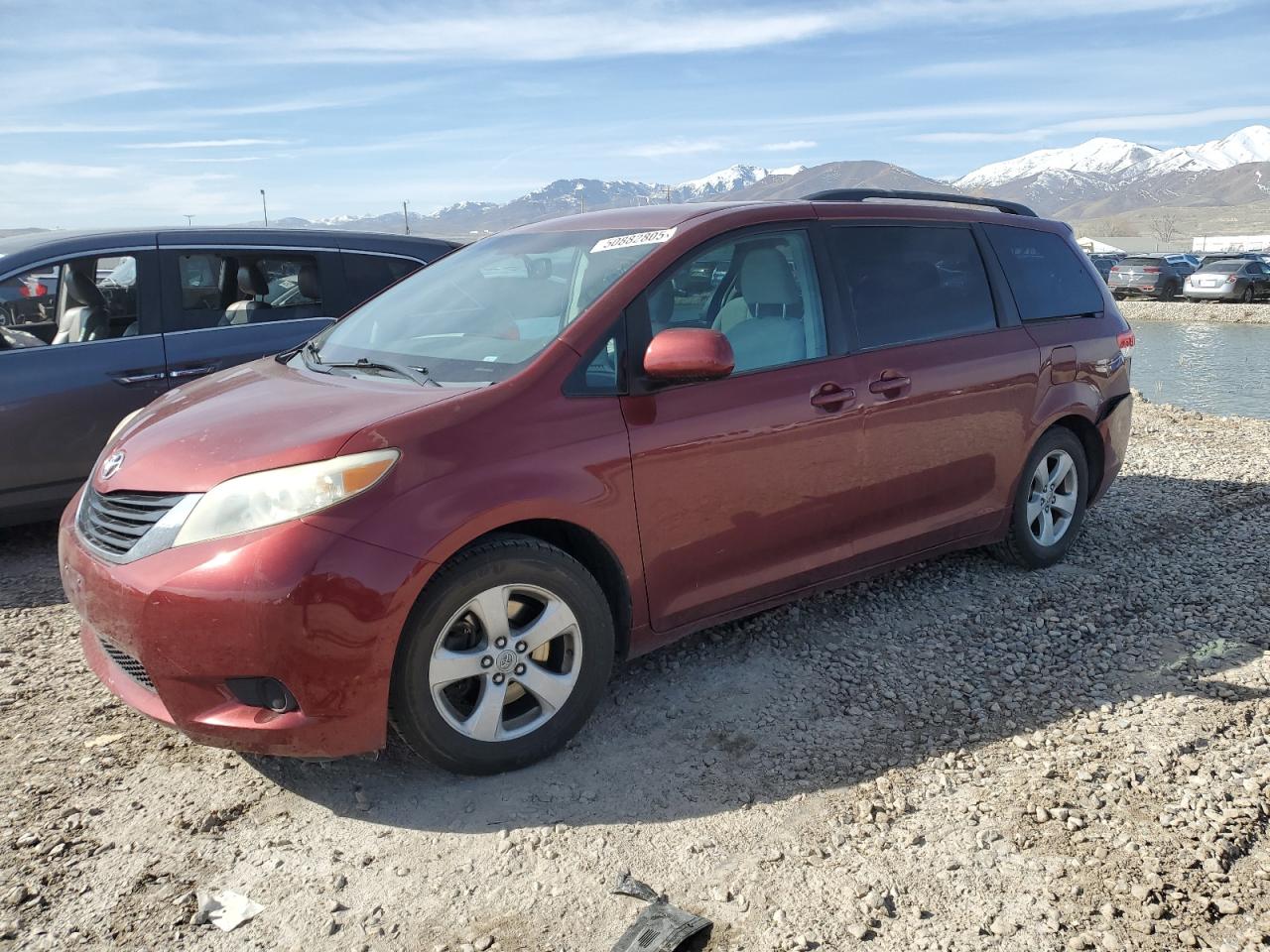 TOYOTA SIENNA LE 2012