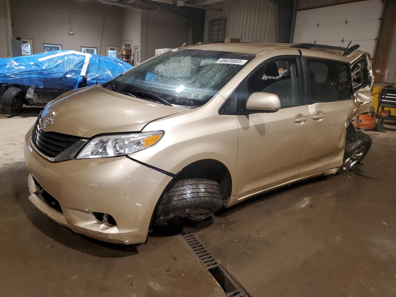 TOYOTA SIENNA LE 2012