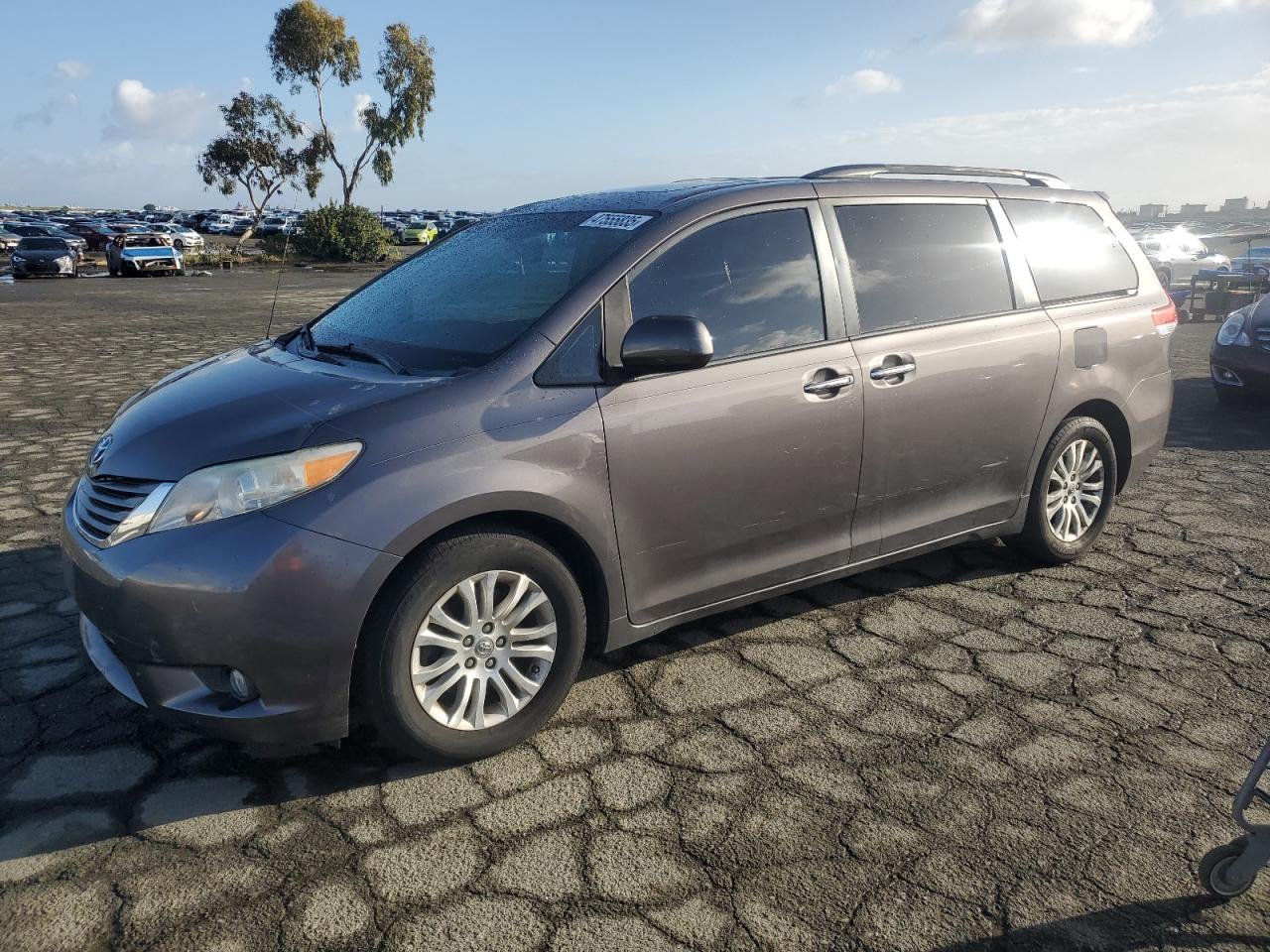 TOYOTA SIENNA XLE 2013