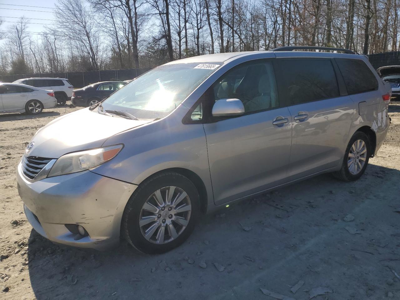 TOYOTA SIENNA LE 2011
