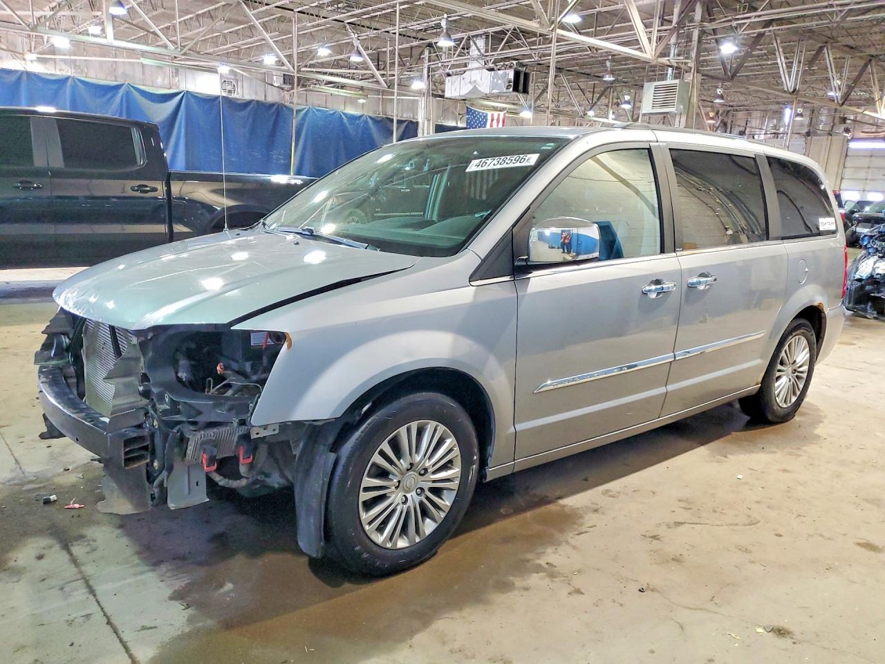 CHRYSLER TOWN & COUNTRY 2013