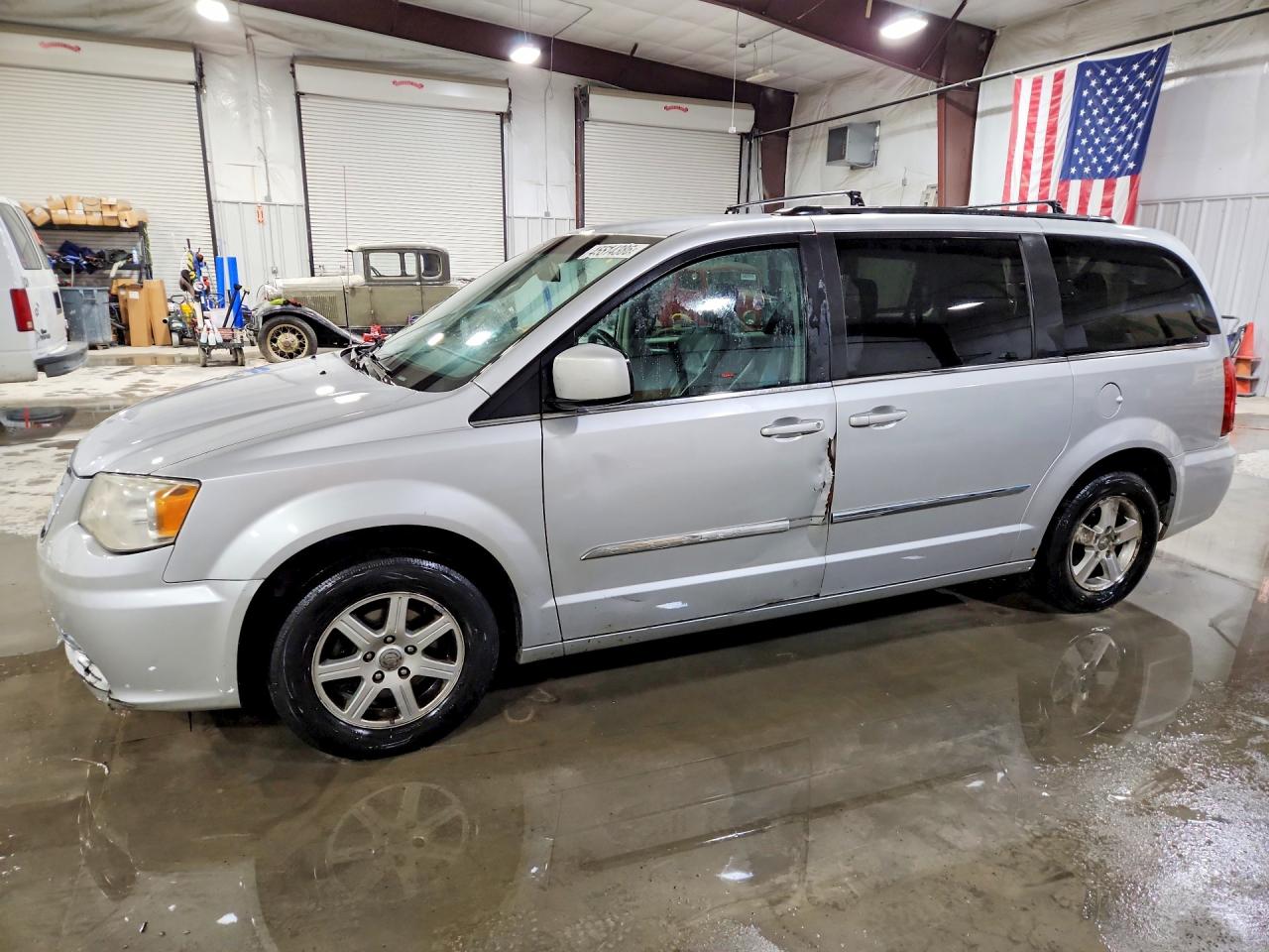 CHRYSLER TOWN & COUNTRY 2012