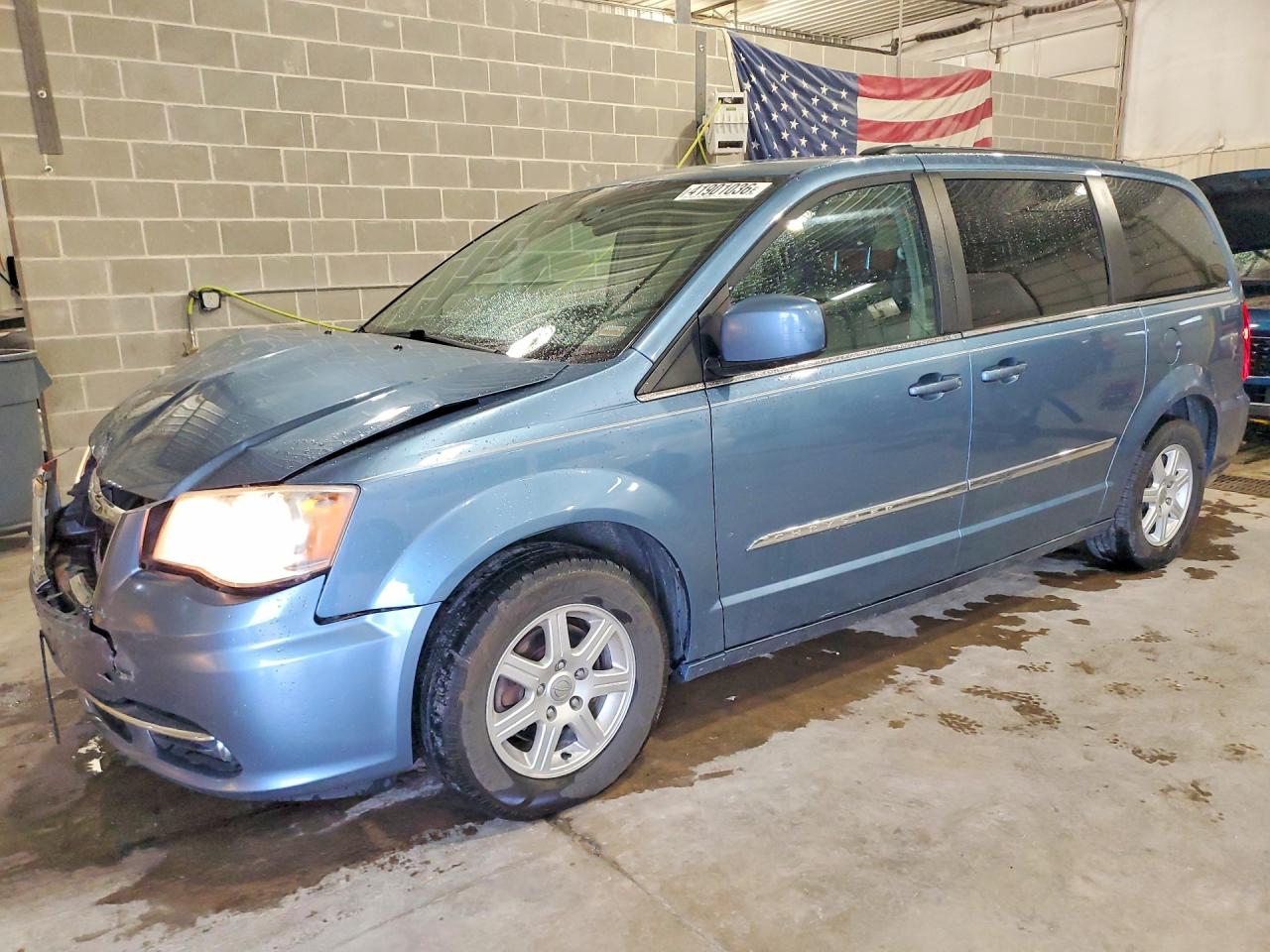 CHRYSLER TOWN & COUNTRY 2011