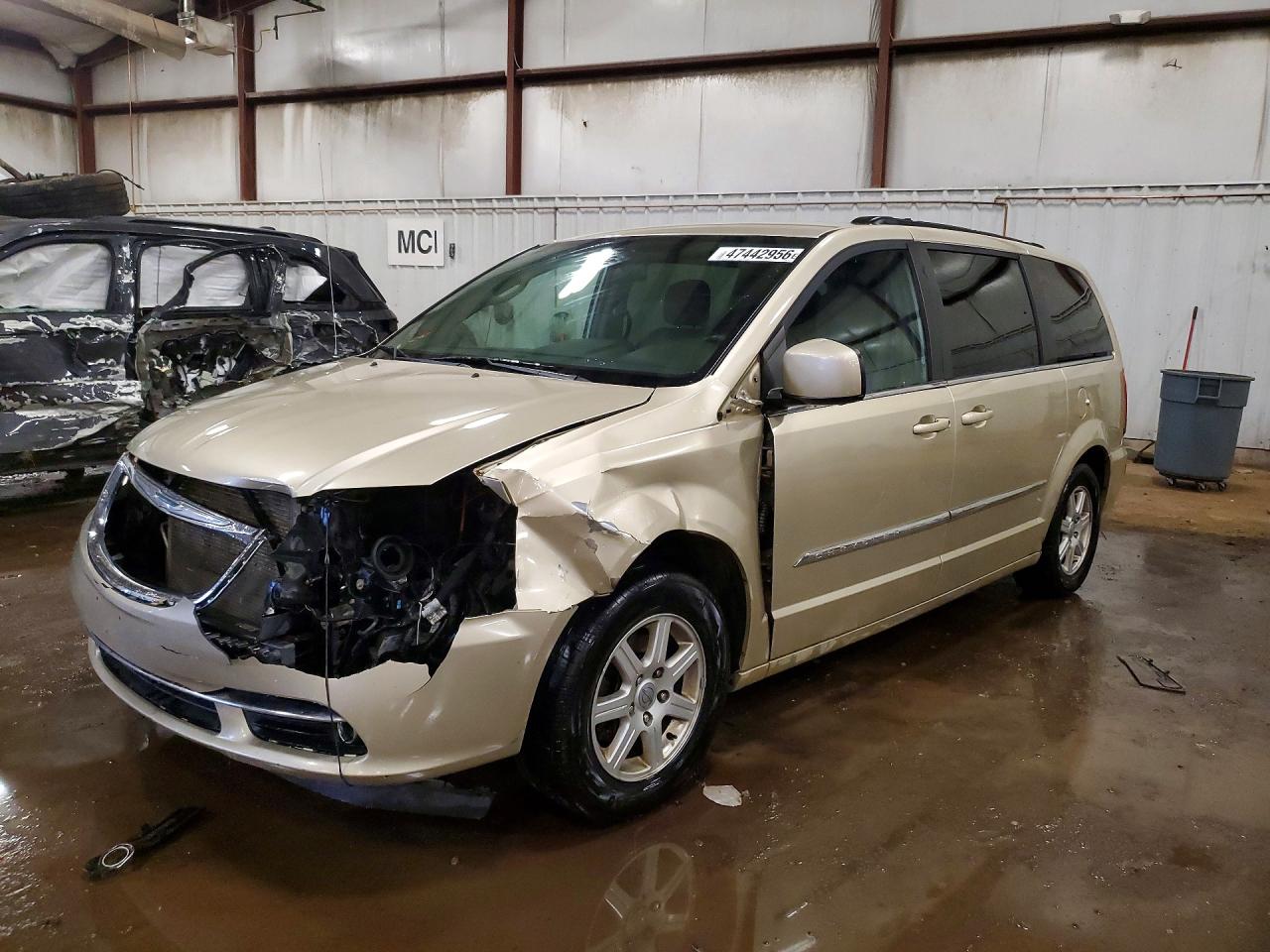 CHRYSLER TOWN & COUNTRY 2011