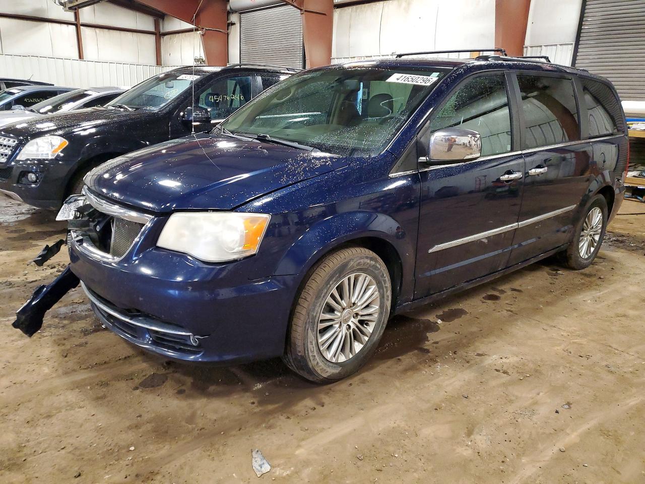 CHRYSLER TOWN & COUNTRY 2013