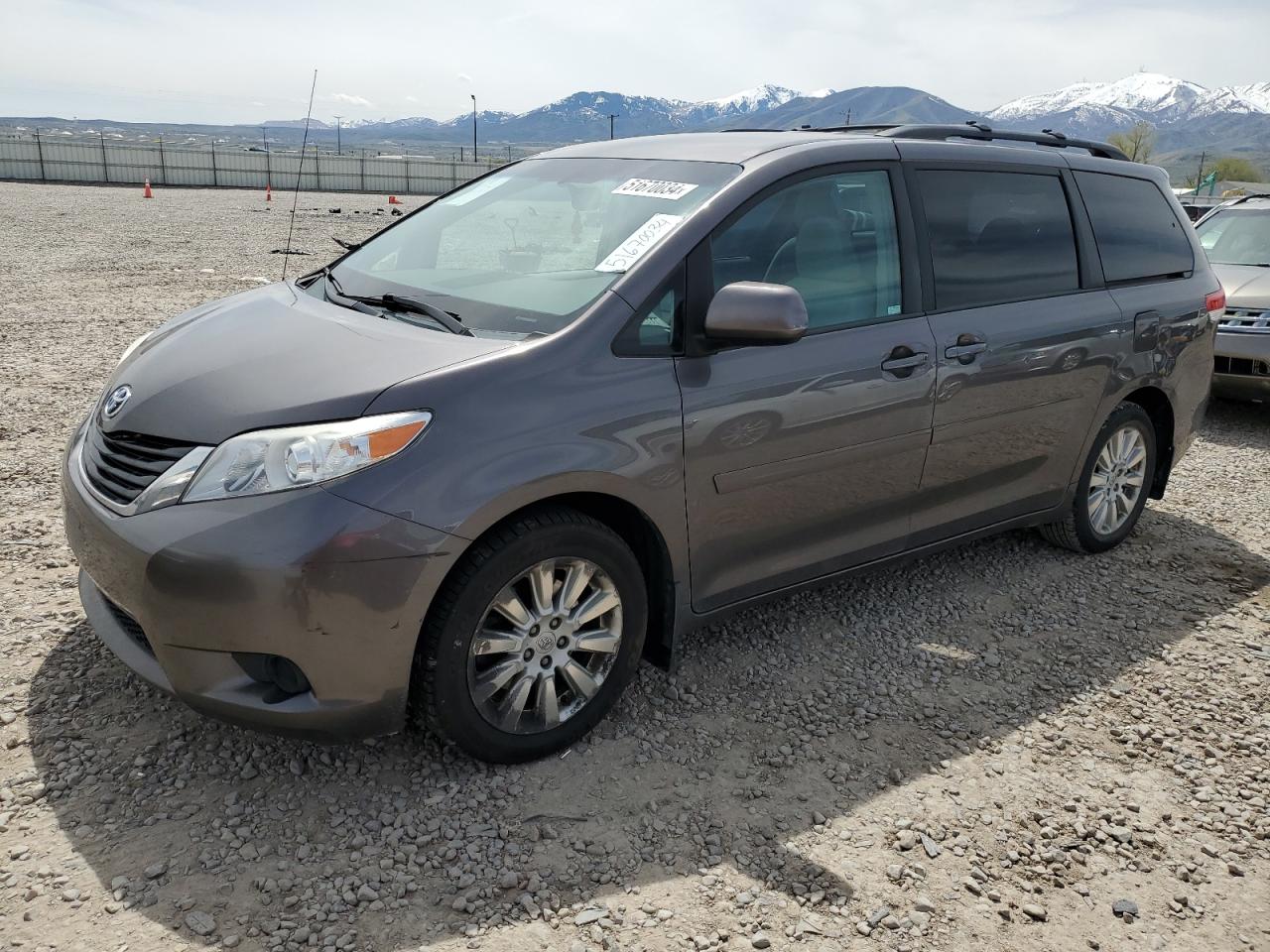 TOYOTA SIENNA LE 2012