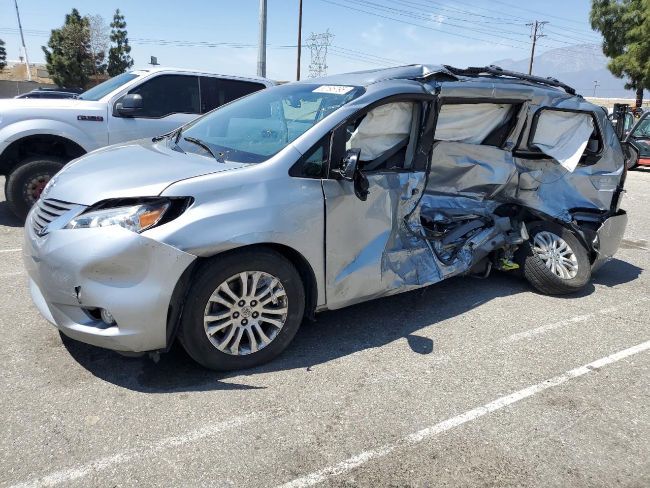 TOYOTA SIENNA XLE 2014