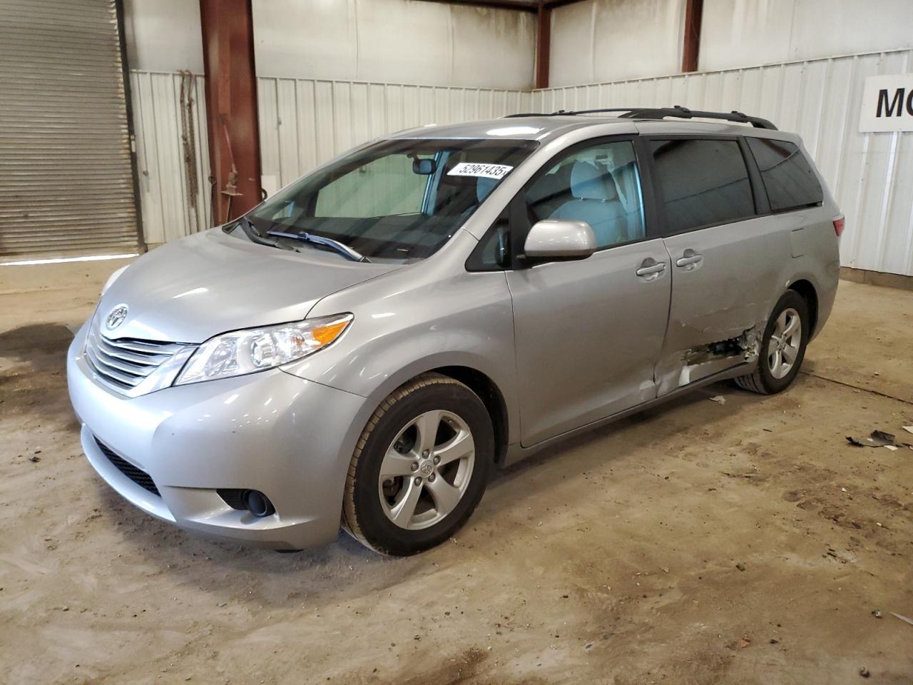 TOYOTA SIENNA LE 2016