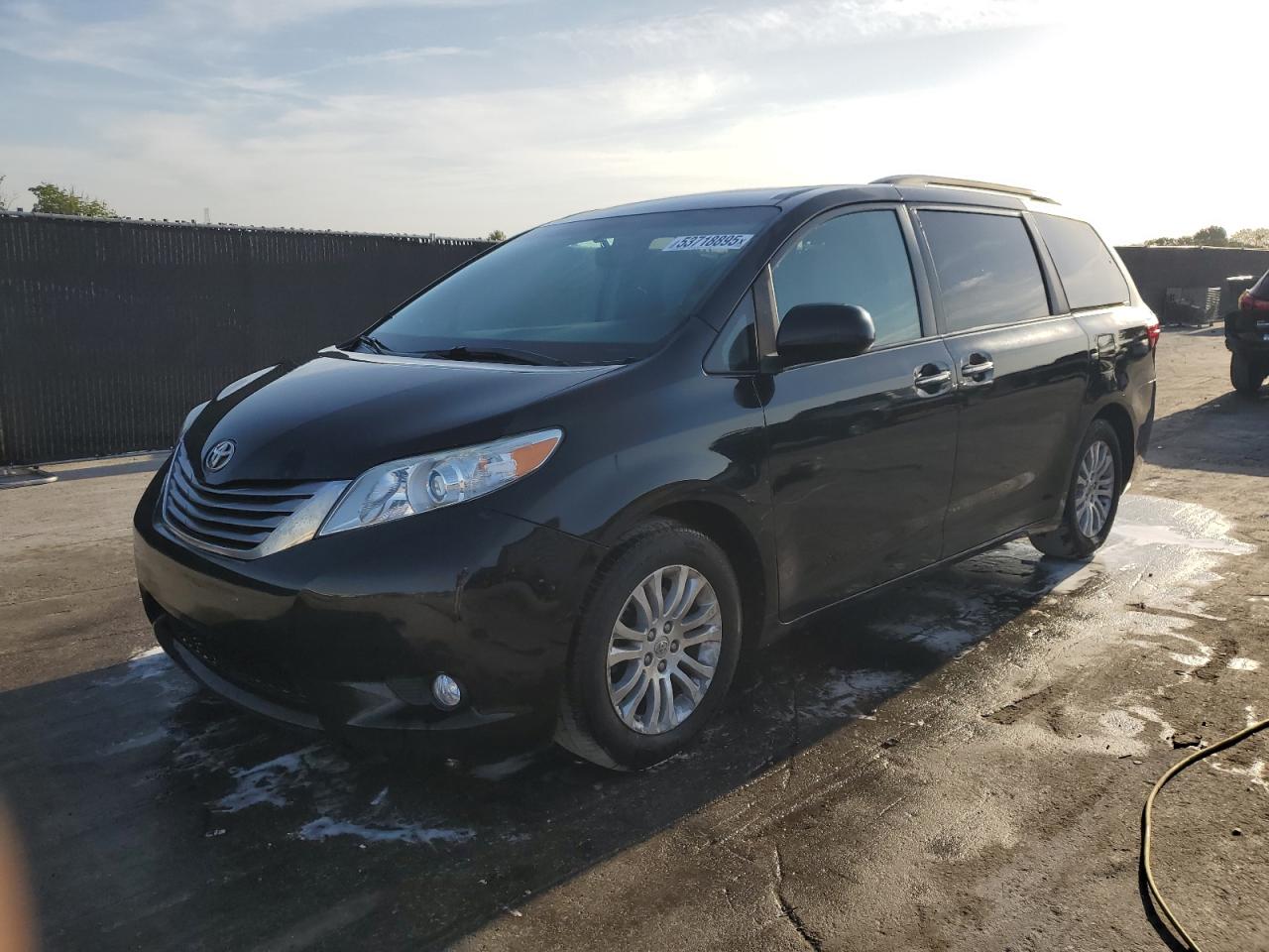 TOYOTA SIENNA XLE 2015